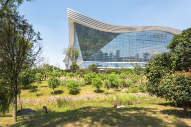 Güneşli bir günde açık mavi gökyüzü ile Guixi parkından New Century Global Center manzaralı