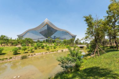 Güneşli bir günde açık mavi gökyüzü ile Guixi parkından New Century Global Center manzaralı