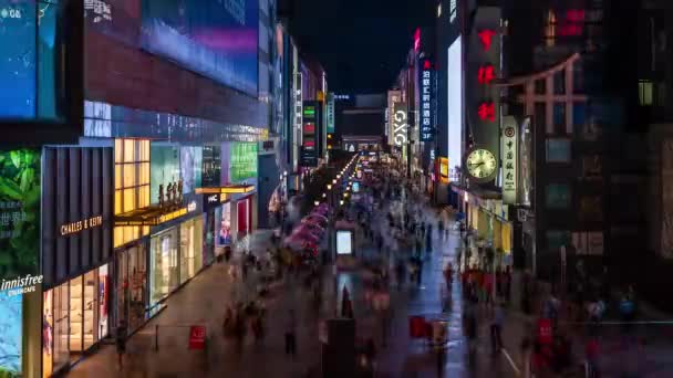 Timelapse di persone che si spostano nella famosa strada commerciale Chunxilu di notte — Video Stock