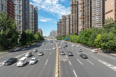 Chengdu 'da birden fazla şeritte trafik var.