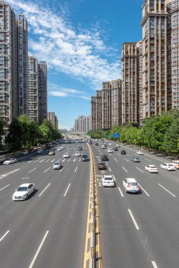 Chengdu 'da birden fazla şeritte trafik var.