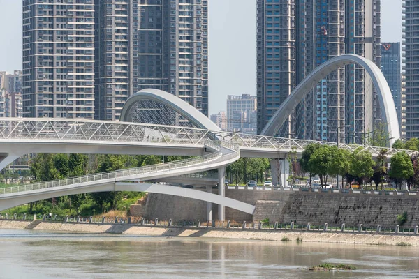 Wuchazi und HongXingLu KuaJinJiangQiao Brücken gegen Wolkenkratzer in Chengdu — Stockfoto