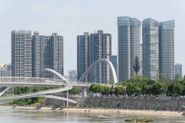 Wuchazi und HongXingLu KuaJinJiangQiao Brücken gegen Wolkenkratzer in Chengdu — Stockfoto