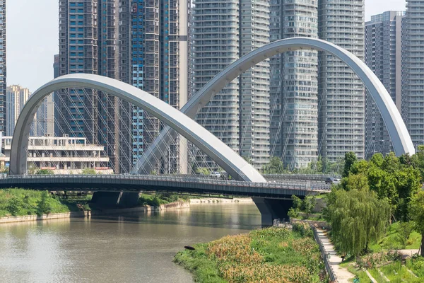 HongXingLu KuaJinJiangQiao Brücke gegen Wolkenkratzer in Chengdu — Stockfoto
