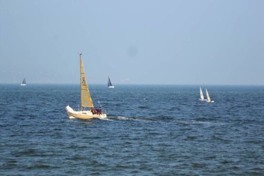 Su üzerinde seyahat etmek.