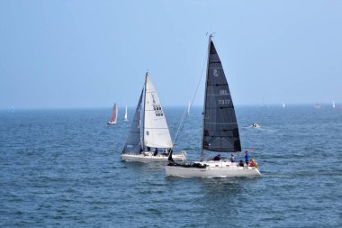 Su üzerinde seyahat etmek.