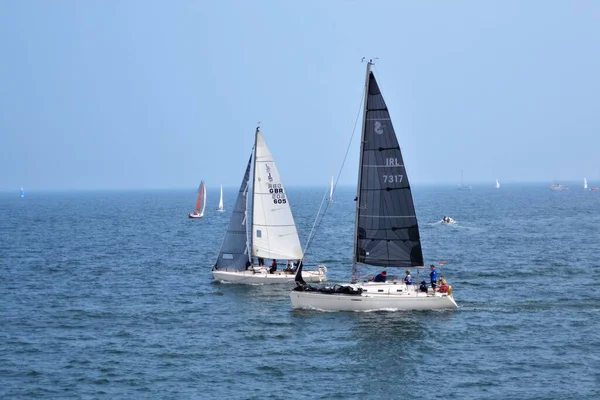 Su üzerinde seyahat etmek.