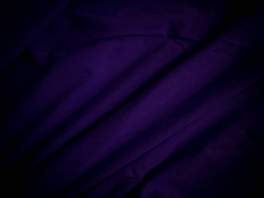 Koyu mor buruşuk kumaş dokusu arkaplanı.