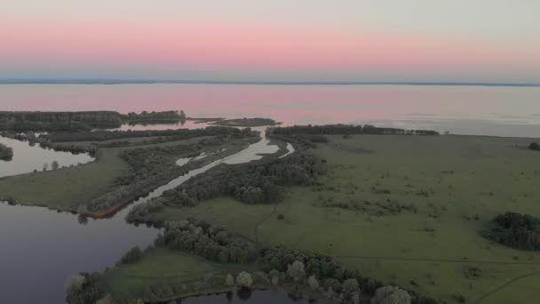 日没前の川と湖 — ストック動画