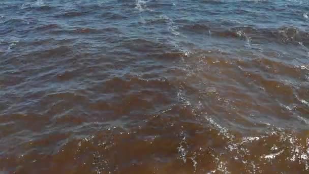 Солнечный свет на морских волнах — стоковое видео