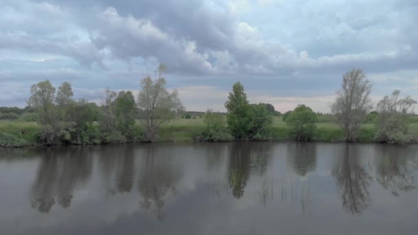 Segling längs en flod med träd — Stockvideo