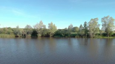 Nehrin ve ormanın üzerinde süzülürken