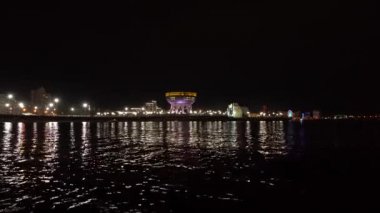 Festivaldeki rezervuarın yanındaki gece şehri.