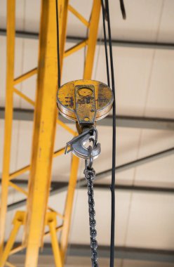 Vinç kancası hangardaki atölyede.