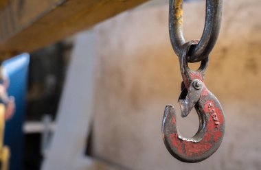 Vinç kancası hangardaki atölyede.