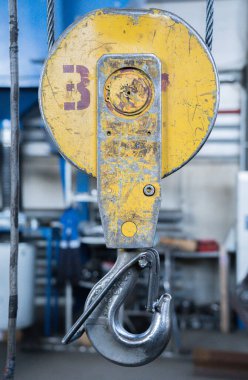 Vinç kancası hangardaki atölyede.