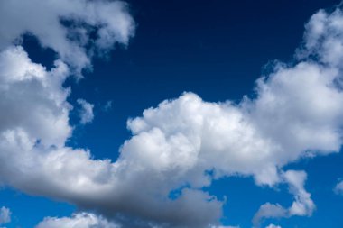 Açık bir günde mavi gökyüzü ve beyaz bulutlar