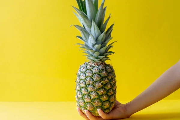 Ananas Een Vrouwelijke Hand Een Gele Achtergrond Gezond Eten Concept — Stockfoto