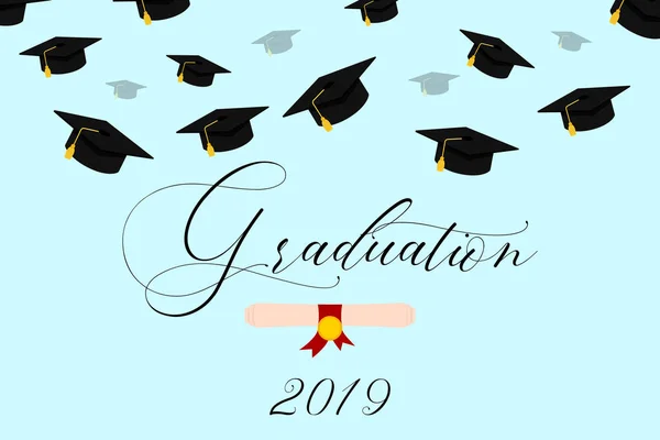 Gradering med uppkastat examens hattar. Gratulationer akademiker 2019 klass av graderingar. Bakgrund av hälsning, banner, inbjudningskort. Vektor. — Stock vektor