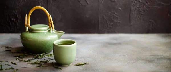 Chá verde chinês em bule no fundo escuro — Fotografia de Stock