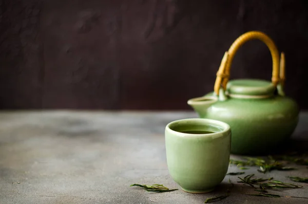 Chá verde chinês em bule no fundo escuro — Fotografia de Stock