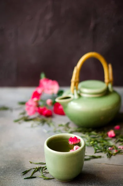 Té verde chino con rosas sobre fondo oscuro — Foto de Stock