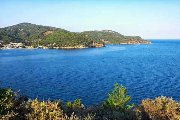 Vista al mar Mediterráneo al atardecer, isla en Grecia — Foto de Stock