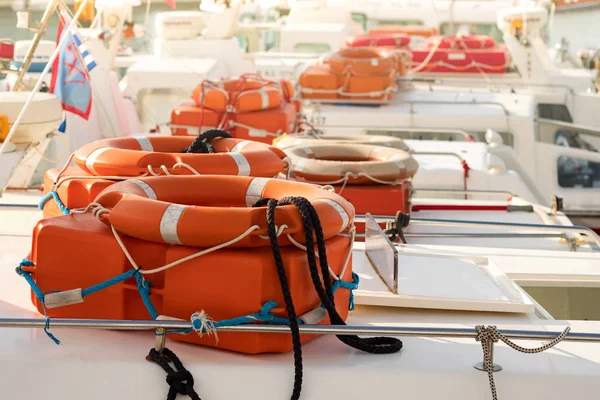 Boias salva-vidas laranja em iates. Viagens, conceito de segurança — Fotografia de Stock