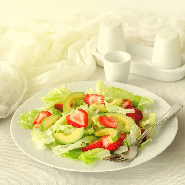 Salade met avocado, aardbeien en sla op witte achtergrond — Stockfoto