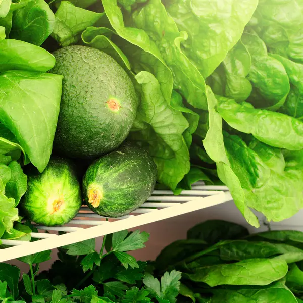 Zöldségek, gyümölcsök és zöldségek a hűtőben. Vegán, nyers, egészséges életmód koncepció — Stock Fotó