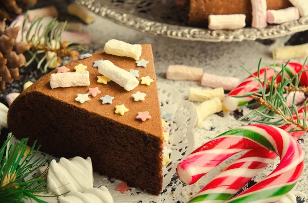 Hagyományos házi készítésű karácsonyi csokitorta cukor csillagok és fehérmályva, újévi dekoráció — Stock Fotó