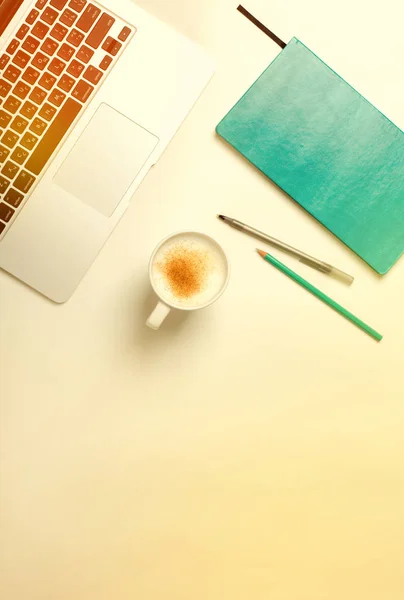 白いテーブルの上のノート パソコン、ターコイズ ブルー ノートとシナモン コーヒーと空間を動作します。フラット横たわっていた、トップ ビュー — ストック写真