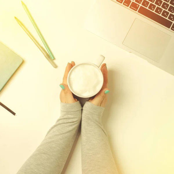 Praca przestrzeń z laptopa, turkus notebook i kobieta ręce trzymając kubek kawy. Widok płaski świeckich, top — Zdjęcie stockowe