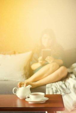 Çaydanlık, çay fincanı ve eBook ile rahat bir ev.