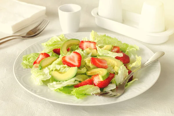 Salade met avocado, aardbeien en sla op witte achtergrond — Stockfoto