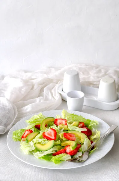 Salada com abacate, morangos e alface sobre fundo branco — Fotografia de Stock