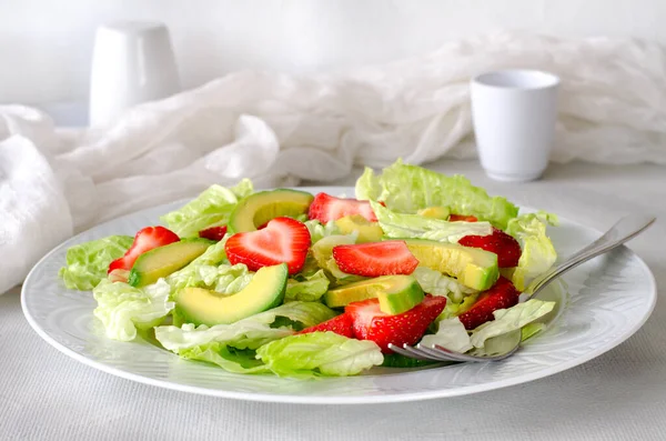 Salada com abacate, morangos e alface sobre fundo branco — Fotografia de Stock