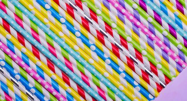 Arkaplan için renkli içecek pipetleri