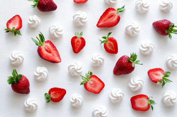 Patrón con fresas y merengues sobre fondo blanco Fotos de stock libres de derechos