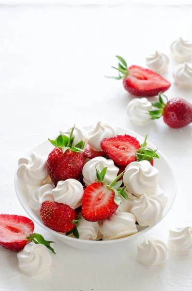 Fraises et meringues fraîches sur fond blanc Images De Stock Libres De Droits