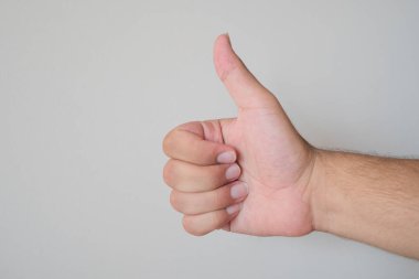 Erkek el başparmak yukarıya ile