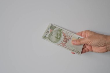 Beyaz bir arka plan üzerinde düzenlenen Türk Lirası