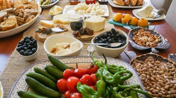 Türk geleneksel kahvaltı masasında