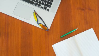 Aksesuar ahşap masa üzerinde planlama seyahat üstten görünüm