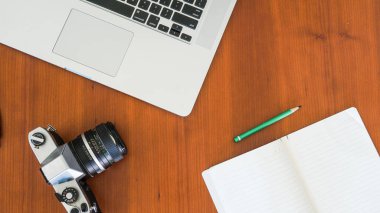 Aksesuar ahşap masa üzerinde planlama seyahat üstten görünüm