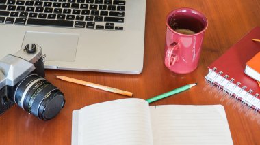 Aksesuar ahşap masa üzerinde planlama seyahat üstten görünüm