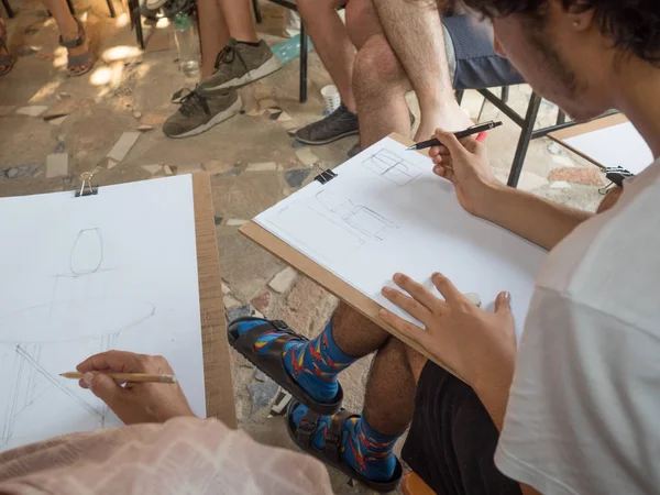 Beyaz kağıt üzerine çizim Mimarlık öğrencisi