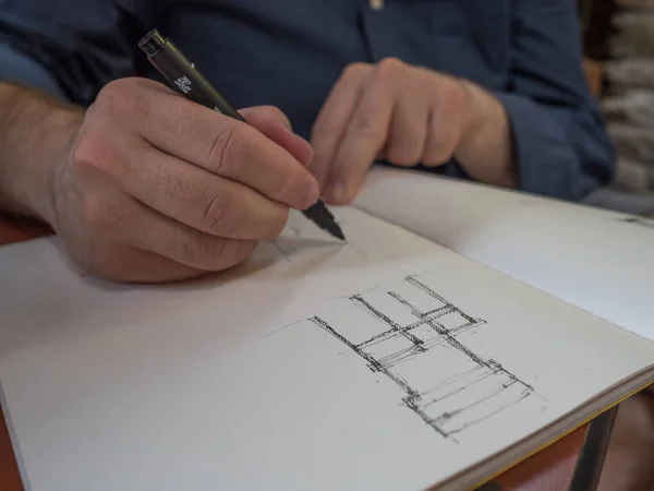 Beyaz kağıt üzerine çizim Mimarlık öğrencisi
