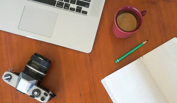 Aksesuar ahşap masa üzerinde planlama seyahat üstten görünüm