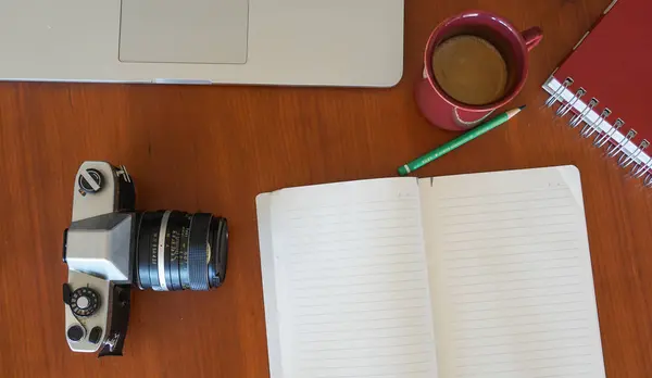 Aksesuar ahşap masa üzerinde planlama seyahat üstten görünüm